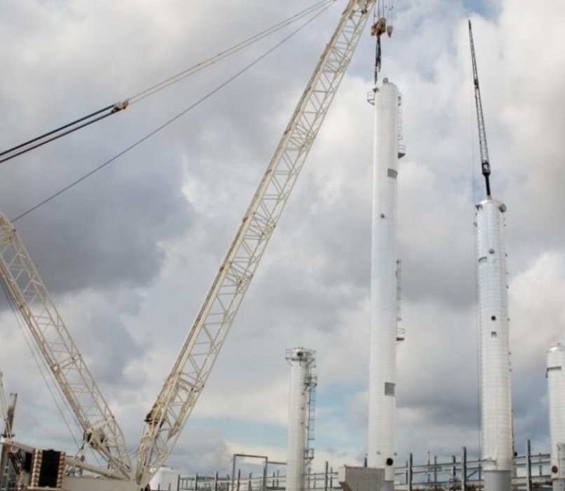 Column erection at refinery site